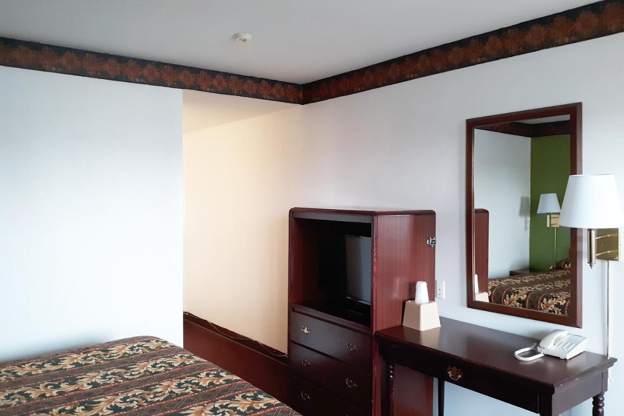Oyo Hotel Kings At Clovis Exterior photo