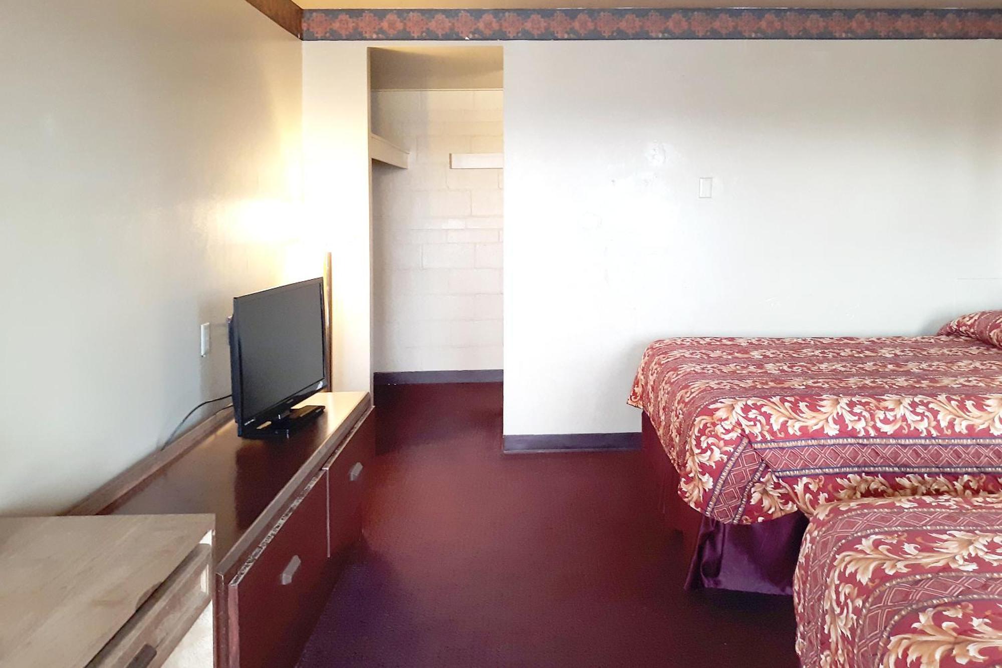 Oyo Hotel Kings At Clovis Exterior photo